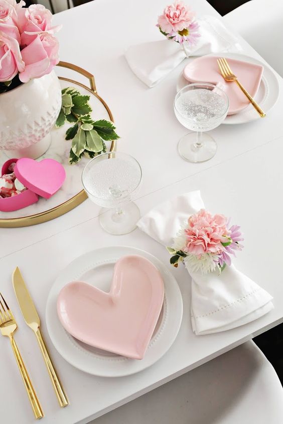 décoration de table rose et blanc